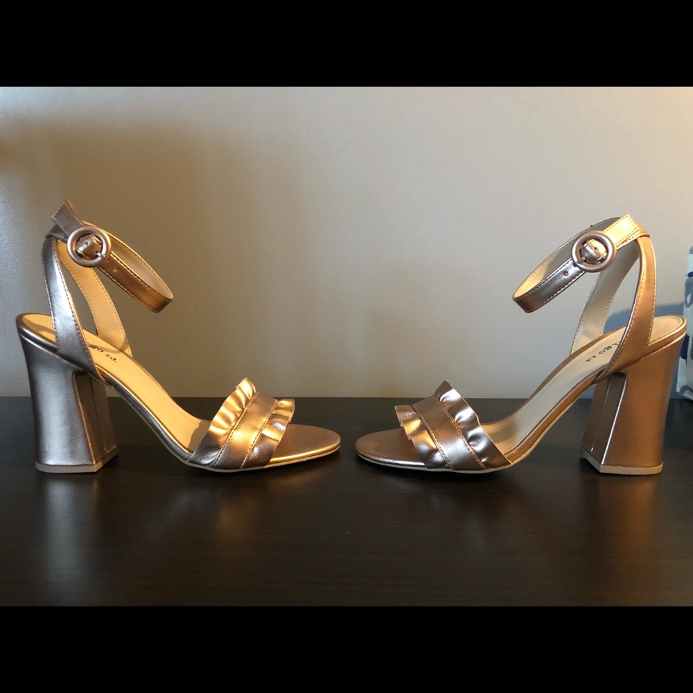 Indigo brand 4” sandal in rose gold. Size 7.5